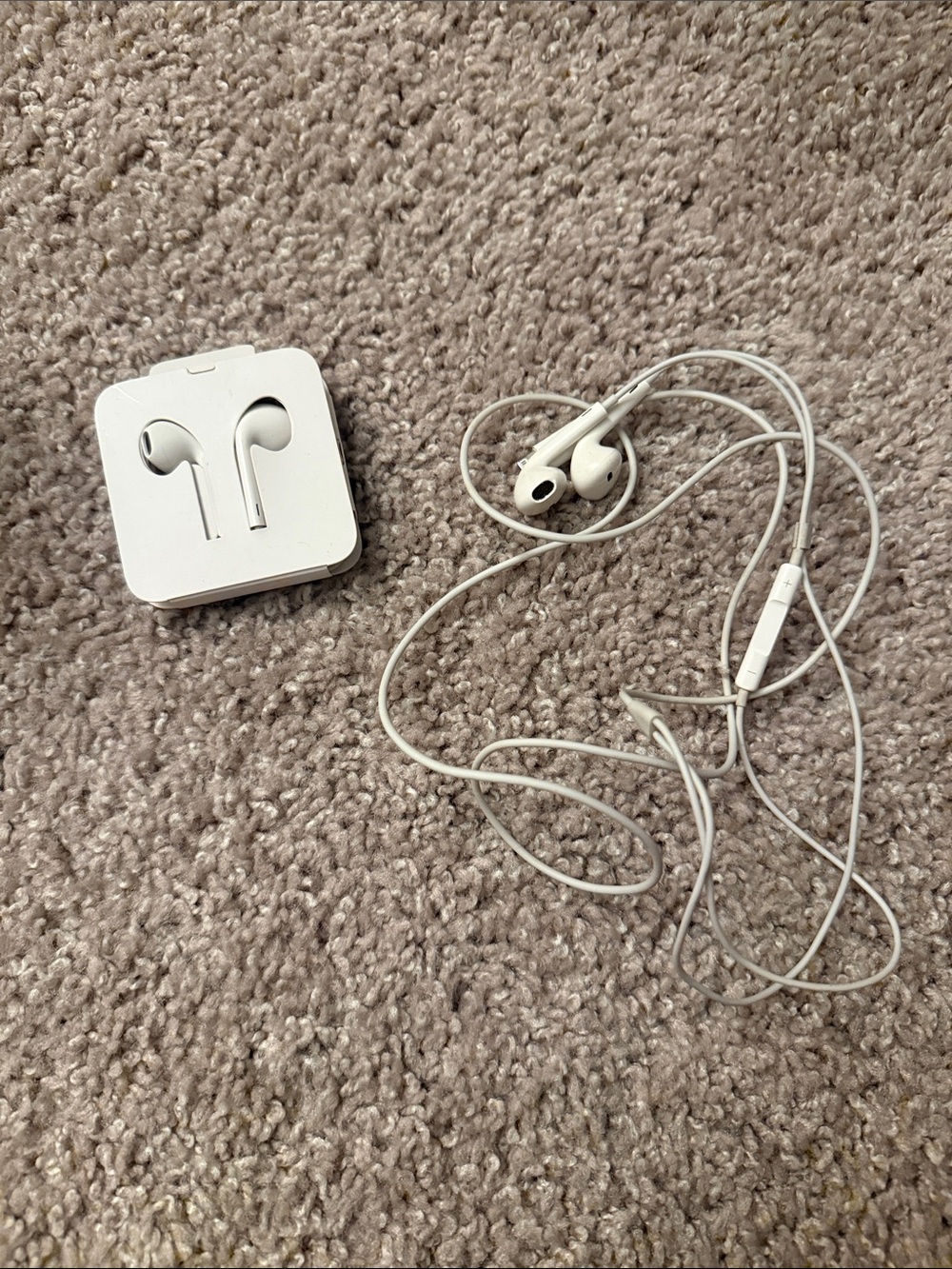 Apple Headphones - unused/new! - Picture 4 of 7
